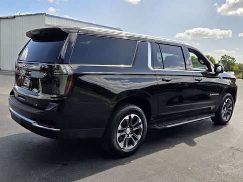 Used 2025 Chevrolet Suburban LT w/ Comfort Package RWD image 12
