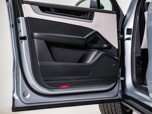 Certified 2025 Porsche Cayenne image 24