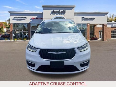 Used 2024 Chrysler Pacifica Limited FWD image 3