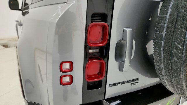 Used 2022 Land Rover Defender 110 X-Dynamic SE AWD/4WD image 25