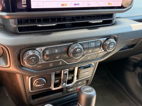 Used 2026 Jeep Gladiator Sport AWD/4WD image 19