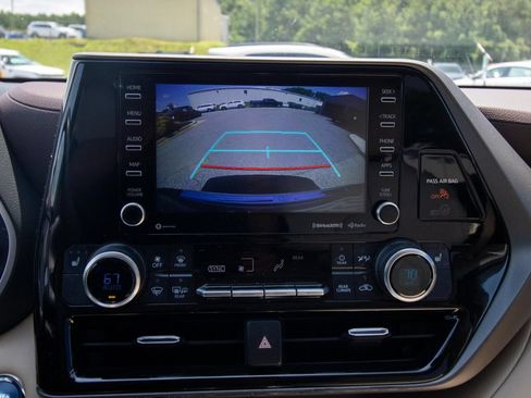 Used 2022 Toyota Highlander XLE AWD/4WD image 29