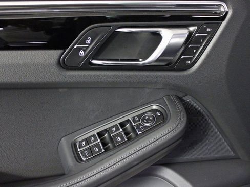 Certified 2025 Porsche Macan AWD/4WD image 16