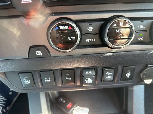 Used 2018 Toyota Tacoma TRD Off-Road w/ TRD Premium Off Road Package RWD image 20