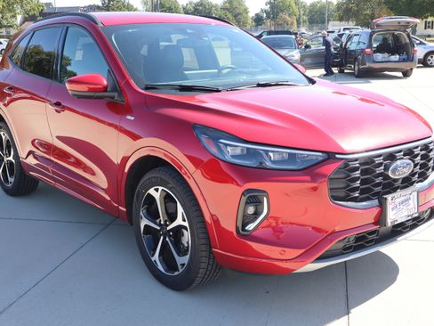 Used 2023 Ford Escape ST-Line Elite w/ Premium Technology Package image 4