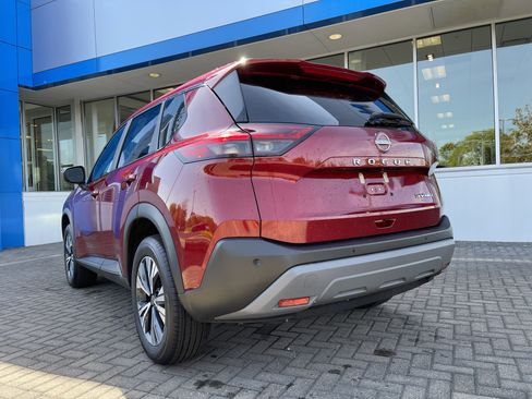 Used 2023 Nissan Rogue SV image 3