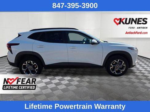 Used 2025 Chevrolet Trax LT FWD image 9