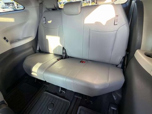 Used 2024 Toyota Sienna XLE w/ XLE Plus Package FWD image 31