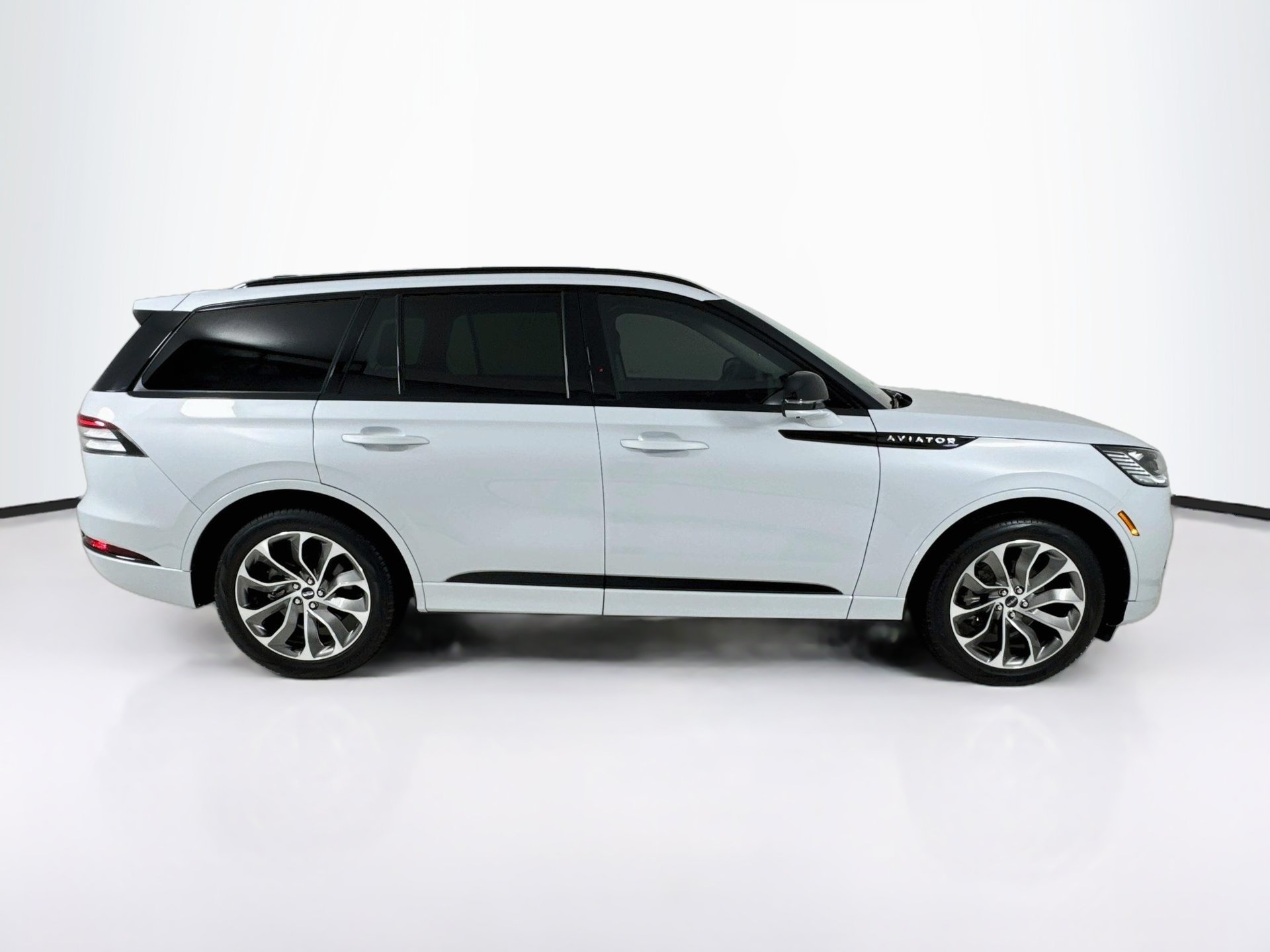 Used 2025 Lincoln Aviator AWD w/ Jet Appearance Package image 9