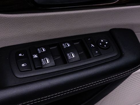 Used 2023 Chrysler Pacifica Limited w/ Uconnect Theater Family Group FWD image 22
