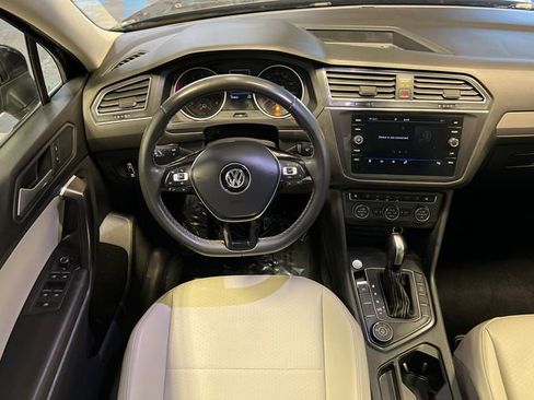 Used 2021 Volkswagen Tiguan SE w/ Panoramic Sunroof Package image 15