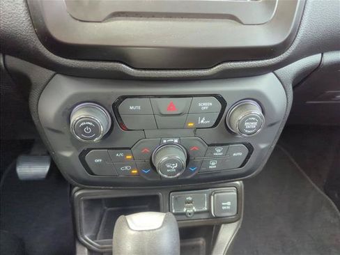 Used 2021 Jeep Renegade Latitude FWD image 9