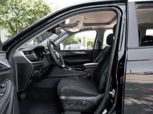 Used 2022 Jeep Grand Cherokee Laredo w/ Luxury Tech Group I image 42