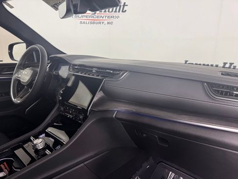 Used 2023 Jeep Grand Cherokee Overland AWD/4WD image 40
