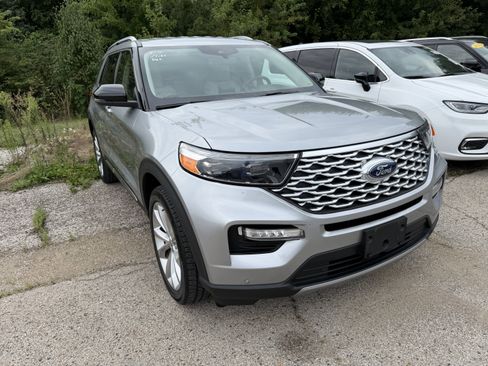 Used 2022 Ford Explorer Platinum w/ Equipment Group 601A AWD/4WD image 2