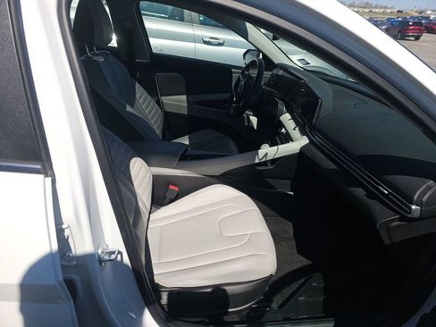 Used 2025 Hyundai Elantra Limited image 3