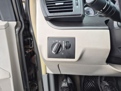 Used 2010 Volkswagen Routan SE FWD image 23