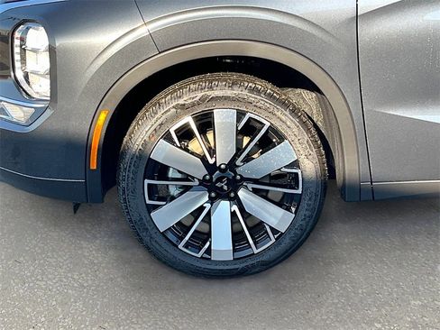 New 2025 Mitsubishi Outlander SE image 33