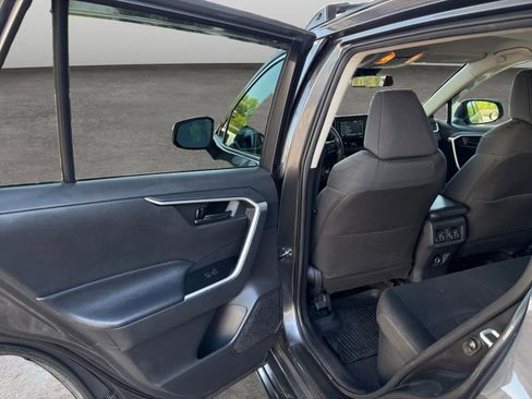 Used 2021 Toyota RAV4 LE AWD/4WD image 14
