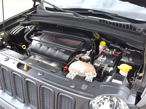 Used 2016 Jeep Renegade Trailhawk w/ Premium Trailhawk Package image 30