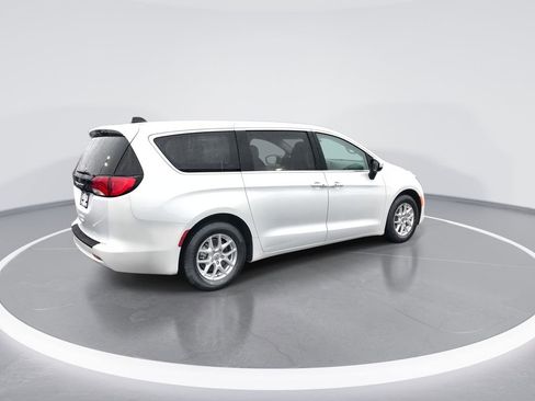 Used 2022 Chrysler Voyager LX image 8
