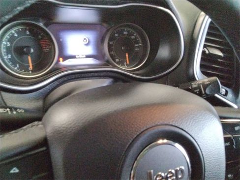 Used 2023 Jeep Cherokee Altitude Lux image 25