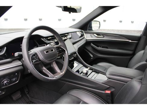 Used 2022 Jeep Grand Cherokee Overland w/ Luxury Tech Group IV AWD/4WD image 8