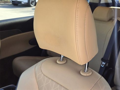 Certified 2024 Kia Carnival LX image 20