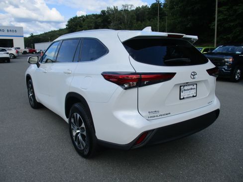 Used 2022 Toyota Highlander XLE AWD/4WD image 7