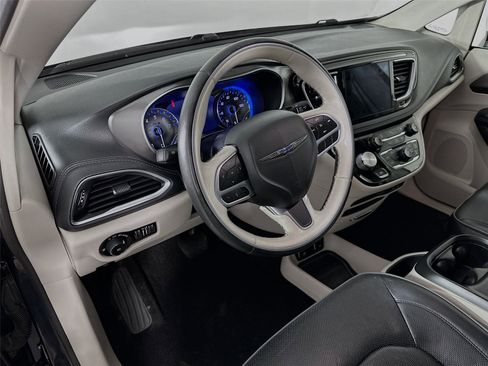 Used 2019 Chrysler Pacifica Limited image 9