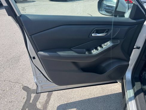 Used 2025 Nissan Rogue SV AWD/4WD image 18