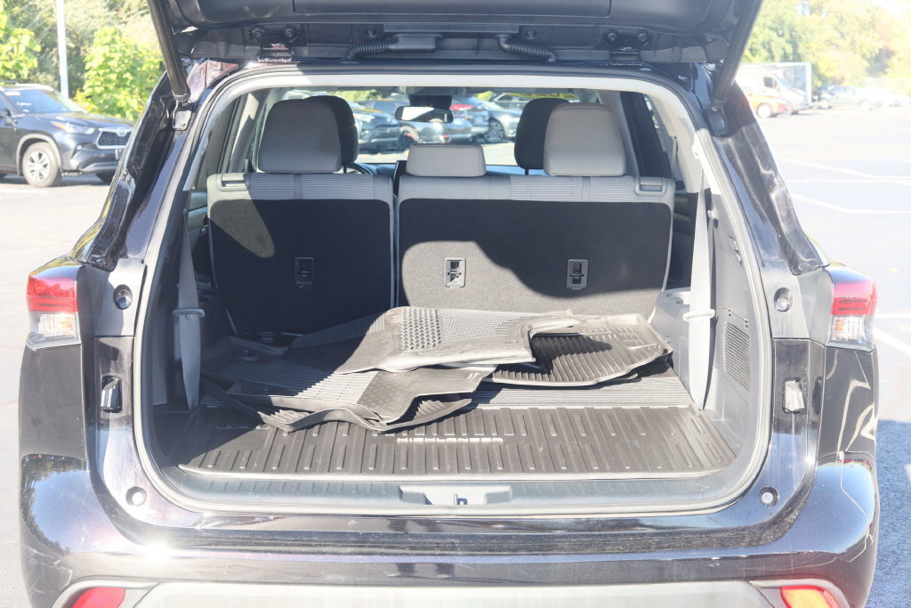 Used 2022 Toyota Highlander LE AWD/4WD image 19