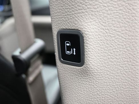 Used 2024 Chrysler Pacifica Select image 36