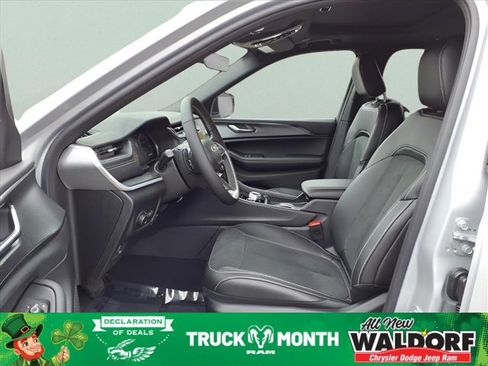 New 2025 Jeep Grand Cherokee Altitude image 11