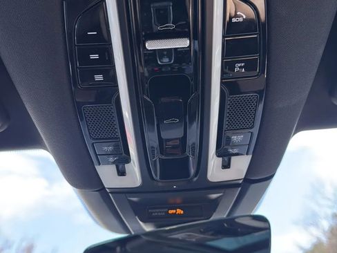 Used 2020 Porsche Cayenne image 32