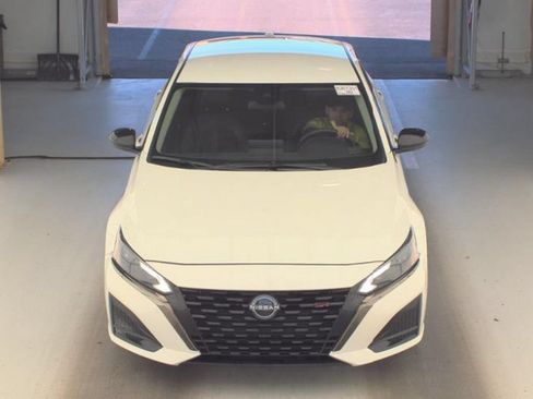 Used 2023 Nissan Altima 2.5 SR FWD image 2
