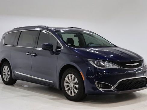 Used 2017 Chrysler Pacifica Touring-L FWD image 1