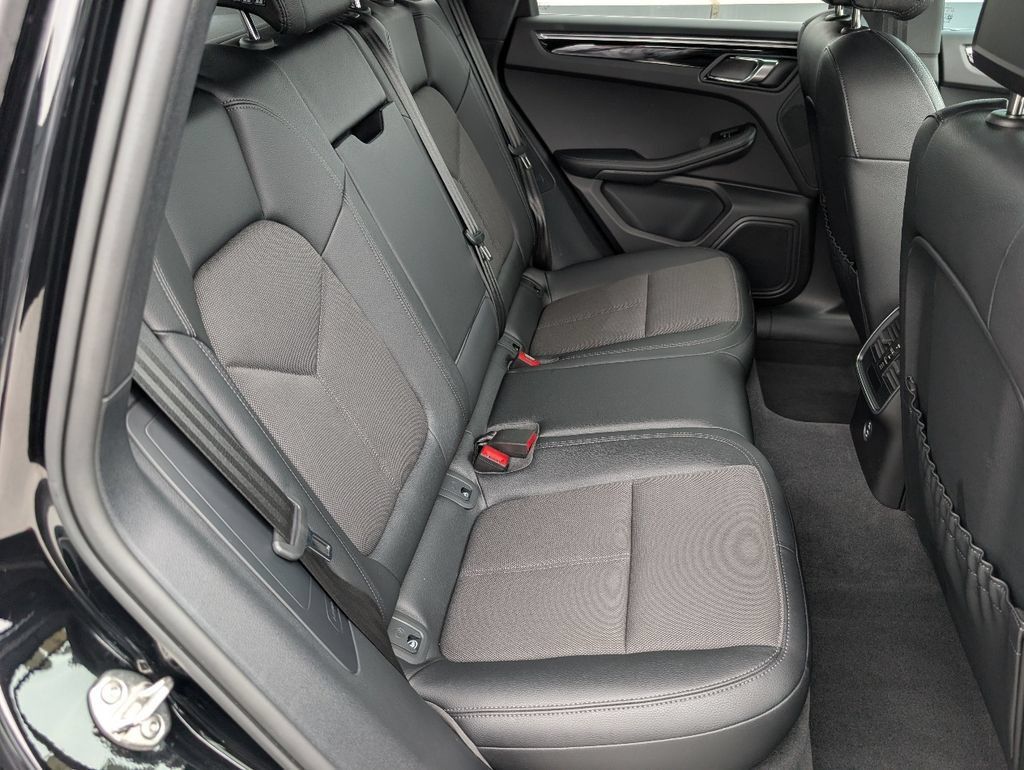 Certified 2025 Porsche Macan AWD/4WD image 7