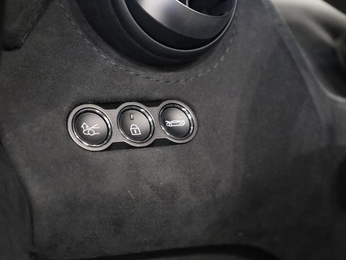 Used 2025 McLaren 750S image 13