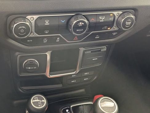 Used 2024 Jeep Gladiator Sport AWD/4WD image 19