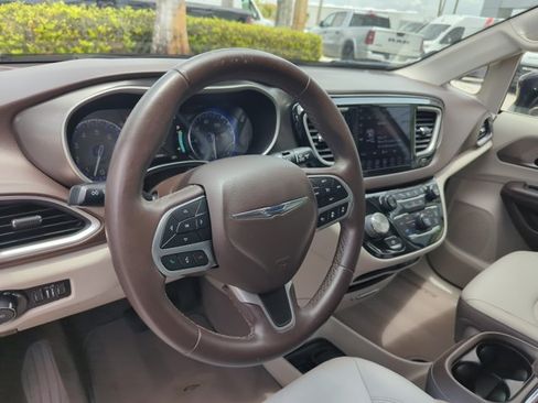 Used 2018 Chrysler Pacifica Touring-L w/ Advanced Safetytec Group FWD image 28