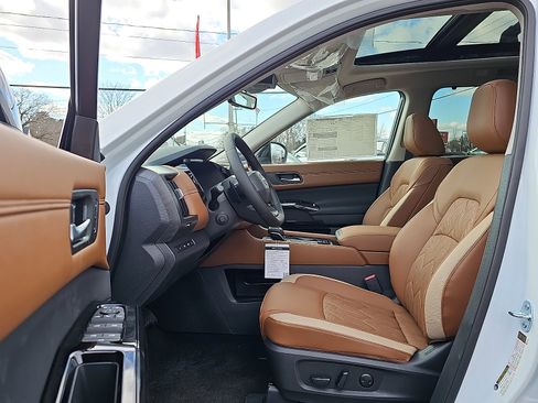 New 2026 Nissan Pathfinder Platinum image 9