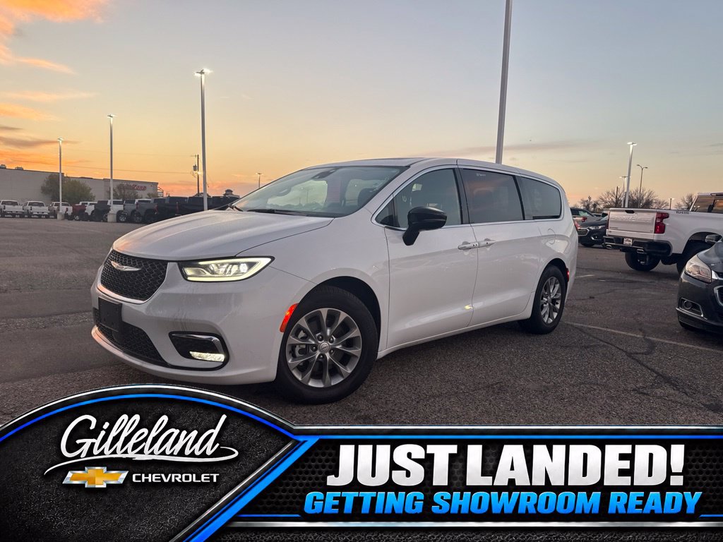 Used 2026 Chrysler Pacifica Limited FWD image 1