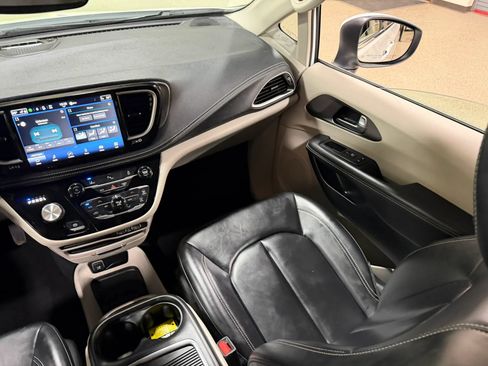 Used 2023 Chrysler Pacifica Touring-L FWD image 50