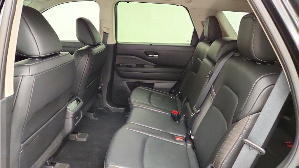 Used 2022 Nissan Pathfinder SL AWD/4WD image 21