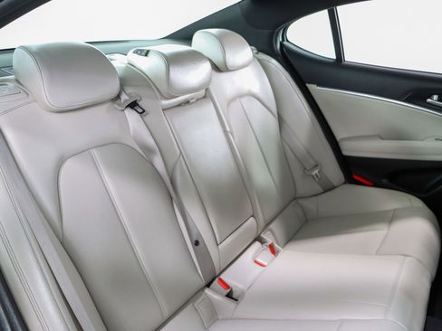 Used 2025 Genesis G70 2.5T image 28