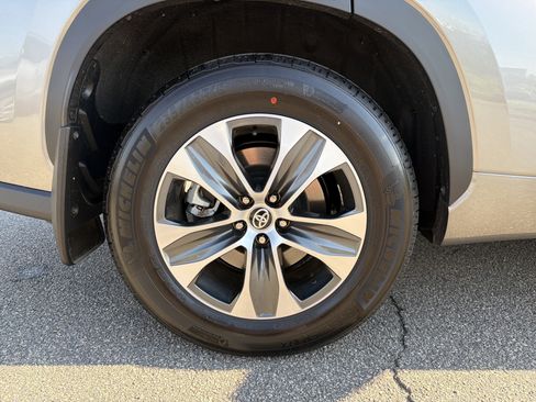Certified 2026 Toyota Highlander XLE image 31
