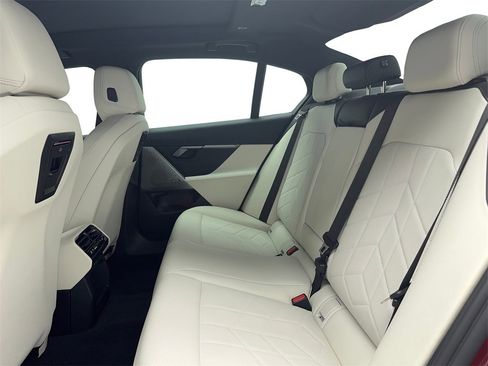 Used 2025 BMW i5 eDrive40i w/ M Sport Package image 35