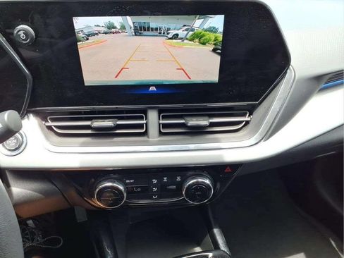 Used 2025 Chevrolet Trax LT FWD image 14