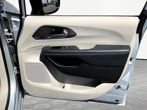 Used 2024 Chrysler Pacifica Touring-L FWD image 29